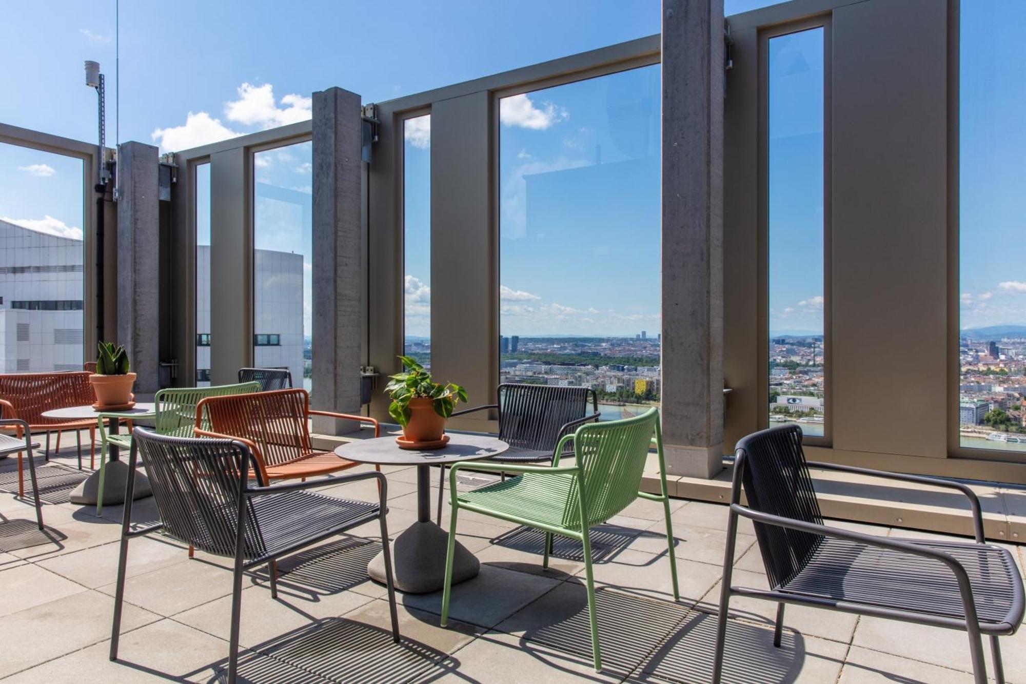 District Living Apartment Виена Екстериор снимка